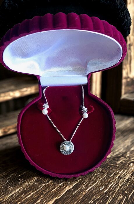 Sudraba rotu dāvanu komplekts ar pērļu auskariem un kulonu elegantā kastītē